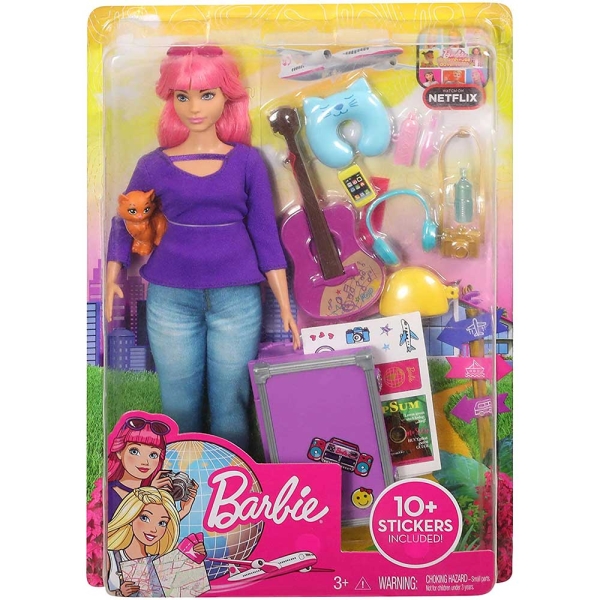 BARBIE. FWV26 DAISY W PODRÓŻY, LALKA Z AKCESORIAMI I NAKLEJKAMI